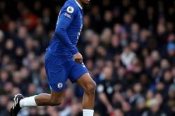 开云官方app入口-切尔西防线崩溃，球迷呼吁重建防守体系！