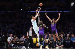 开云体育APP下载-包含湖人痛失与爵士的对决，遭遇两连败的词条