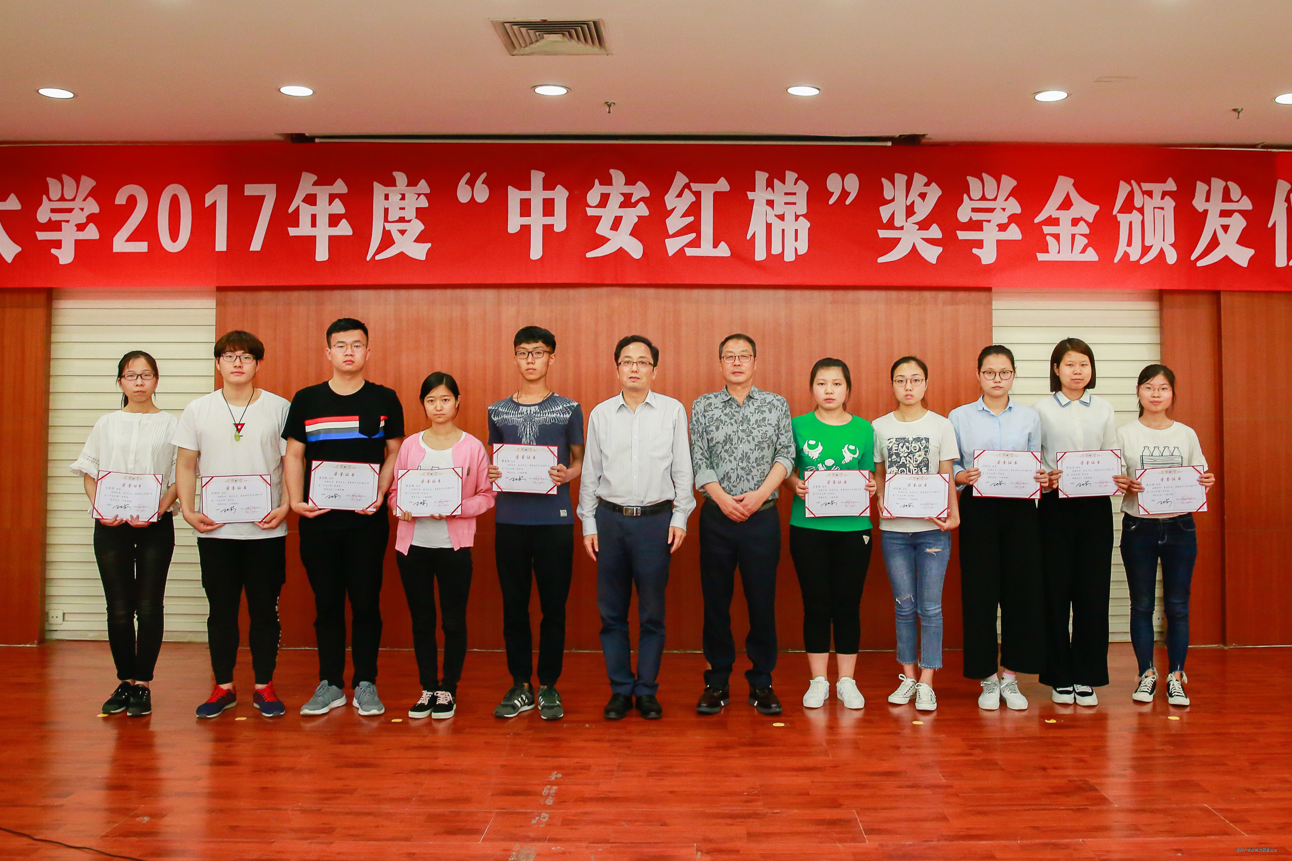 包含爱沙尼亚篮球协会颁发年度最佳球员奖的词条