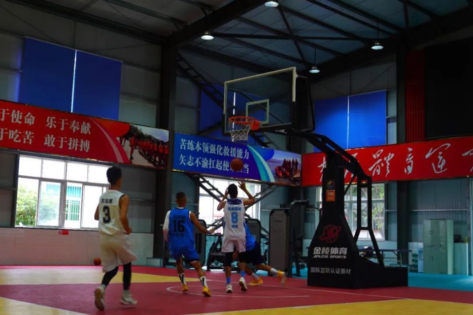 球员在篮球赛场上鏖战燃情,尽展拼搏精神 球员在篮球赛场上鏖战燃情,尽展拼搏精神