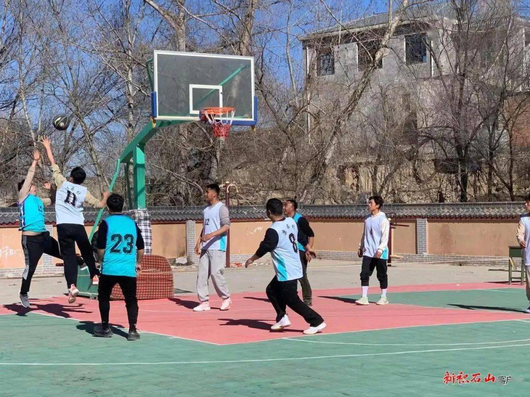 球员在篮球赛场上鏖战燃情,尽展拼搏精神 球员在篮球赛场上鏖战燃情,尽展拼搏精神