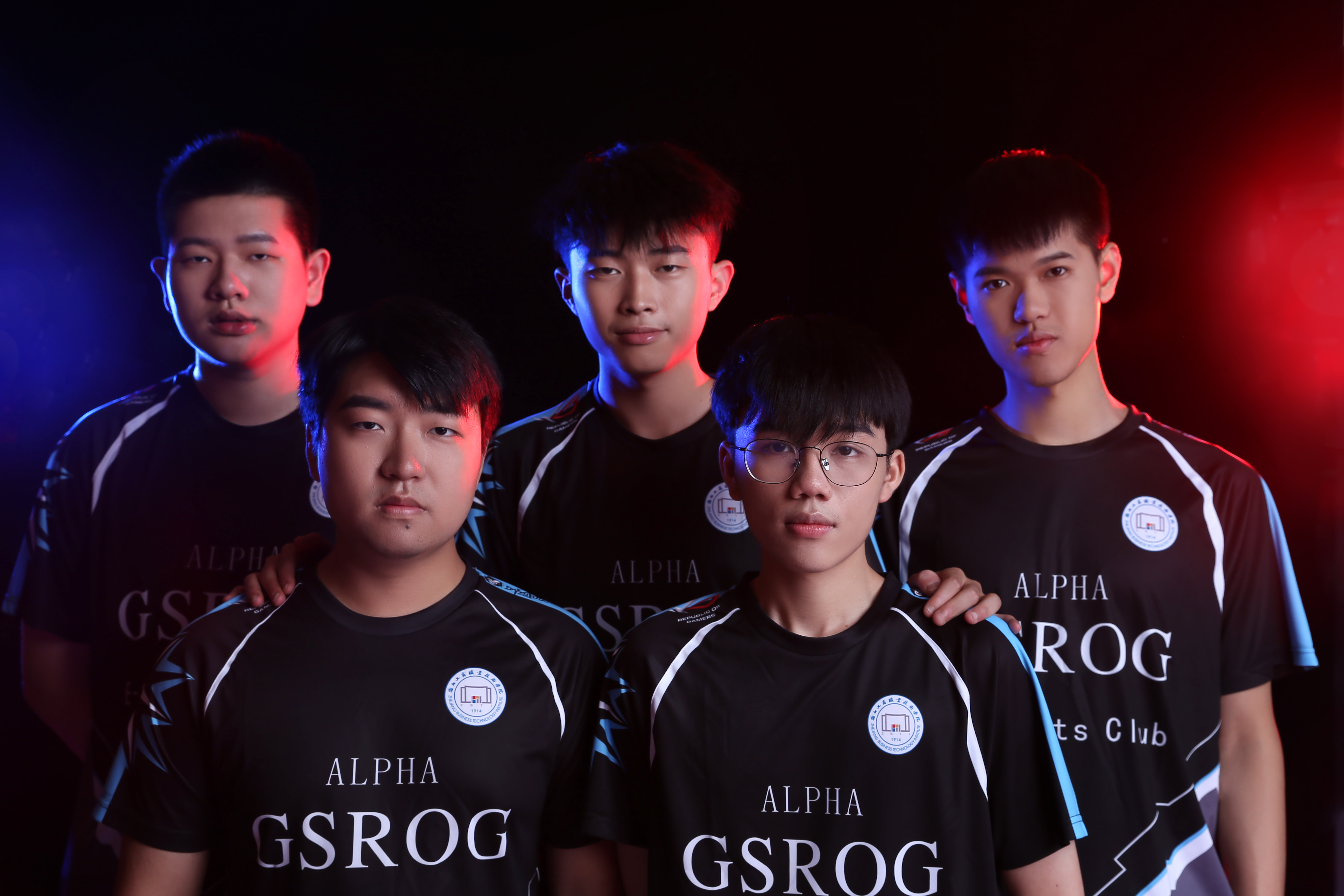 选手们表现出色,彰显团队合作默契精神 选手们表现出色,彰显团队合作默契精神