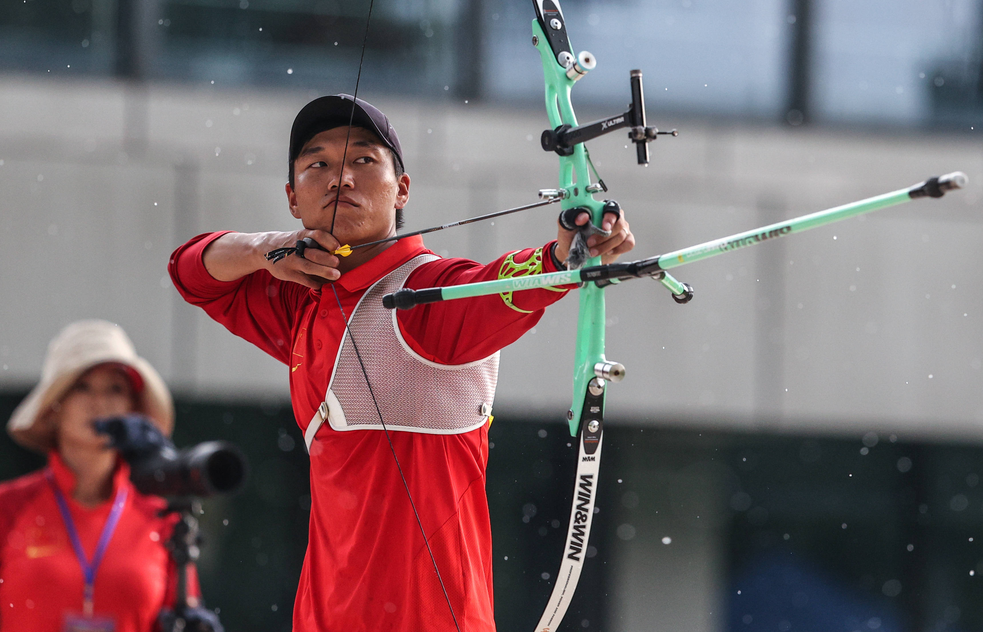射箭比赛紧张开战,选手集中注意力寻找最佳射击机会的简单介绍 射箭比赛紧张开战,选手集中注意力寻找最佳射击机会的简单介绍