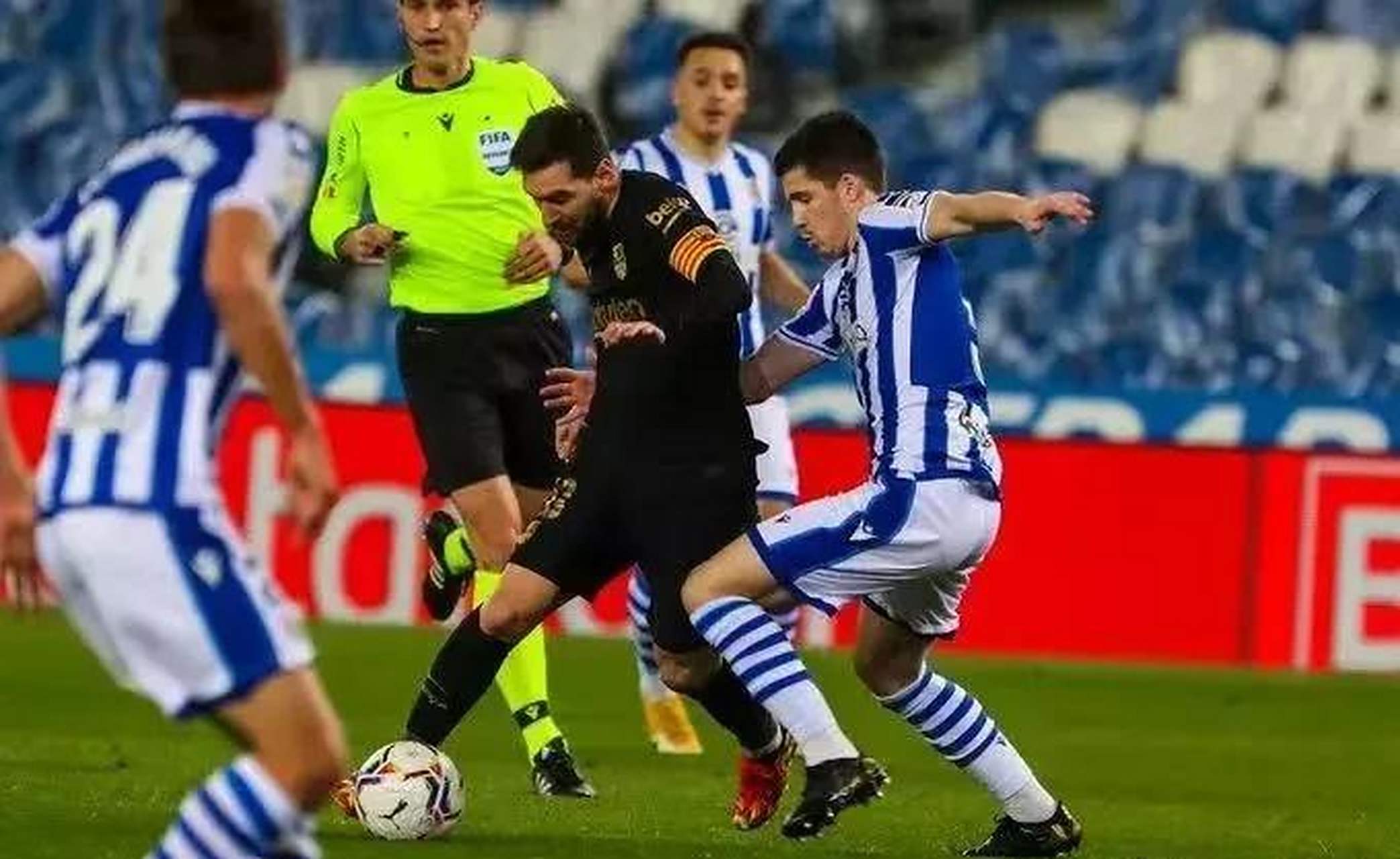 巴塞罗纳胜皇家社会,梅西再献绝杀,西甲联赛领跑 巴塞罗纳胜皇家社会,梅西再献绝杀,西甲联赛领跑